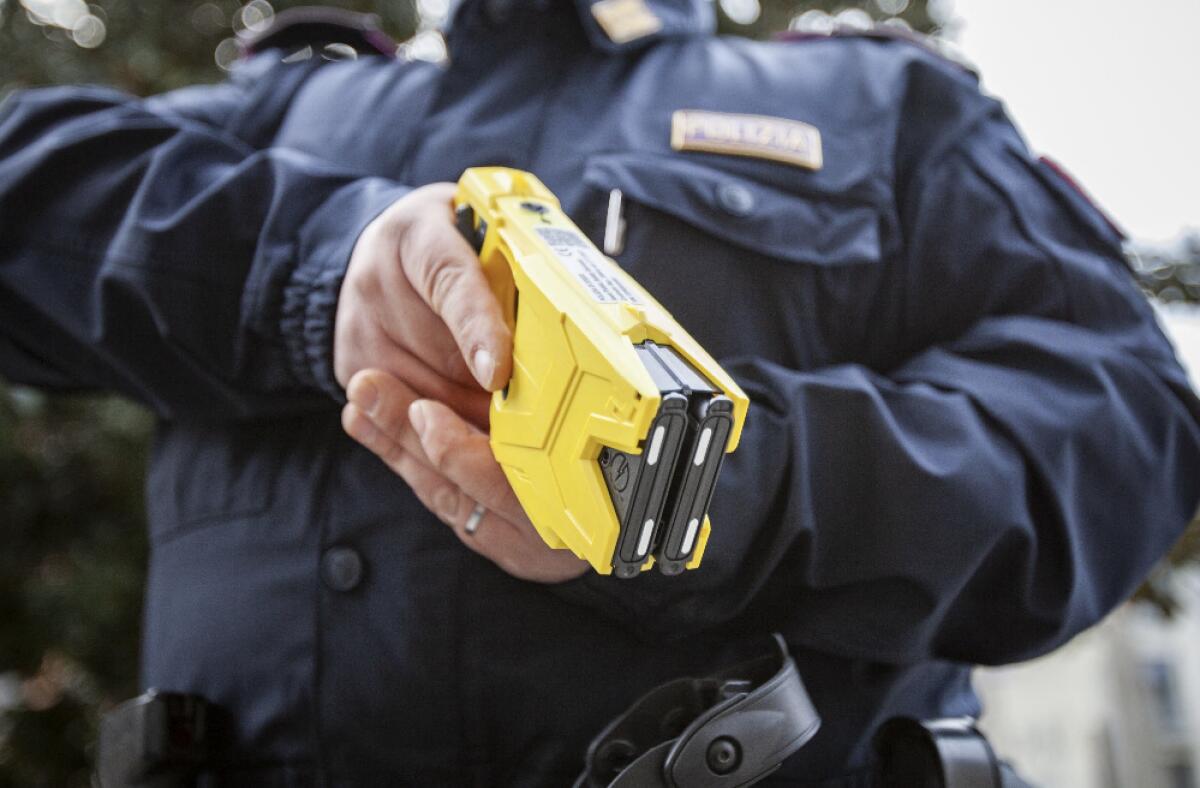 Taser a Trieste, il Sap: "finalmente è iniziato l’addestramento per l’utilizzo" - 