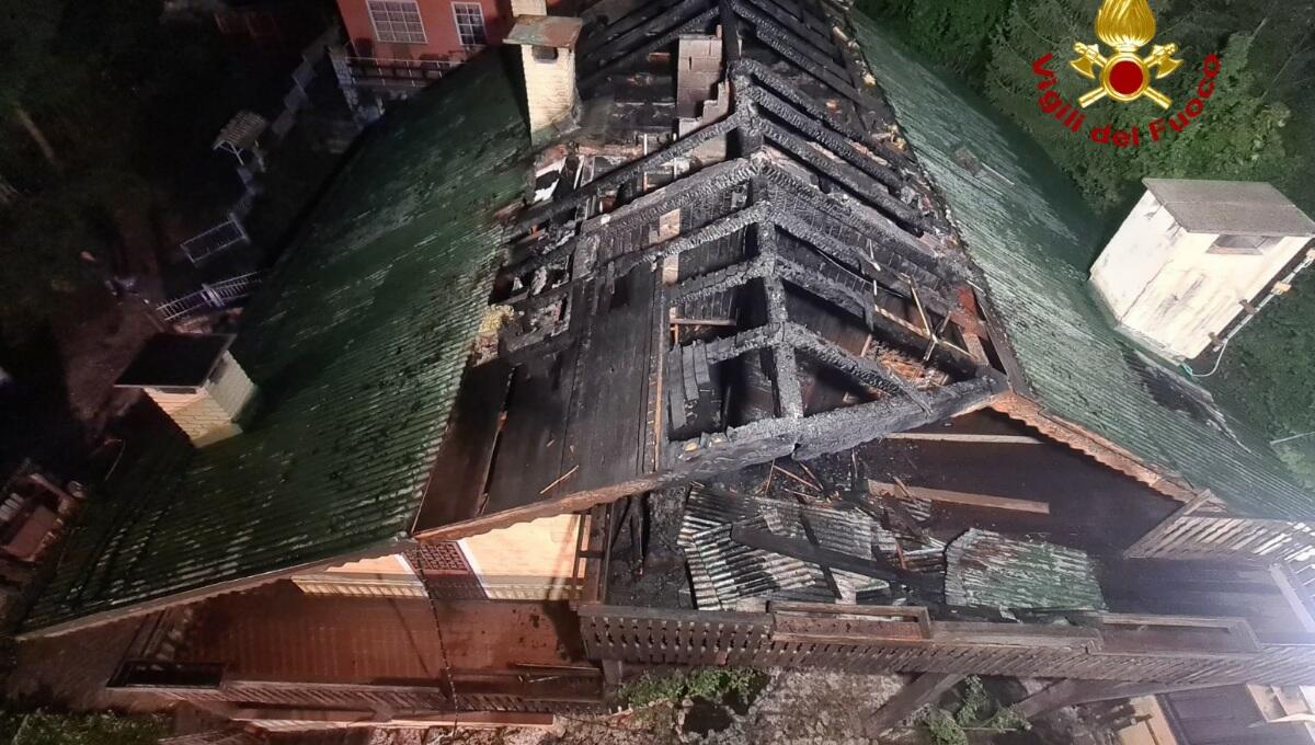Distrutto dall'incendio il tetto e la mansarda di una casa: nessun ferito - 