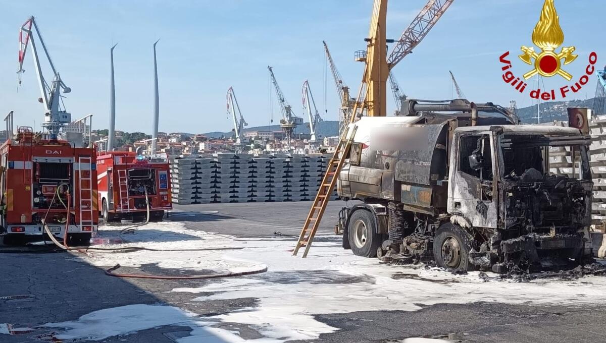 Incendio a Trieste, mini compattatore mobile in fiamme - 