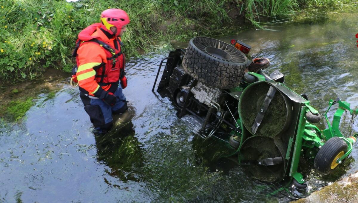 Si rovescia con il trattorino e finisce nella roggia: morto 64enne - 