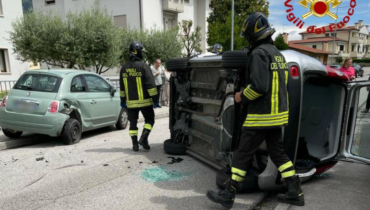Tampona un'auto parcheggiata sul marciapiedi e si ribalta: ferita un’anziana - 