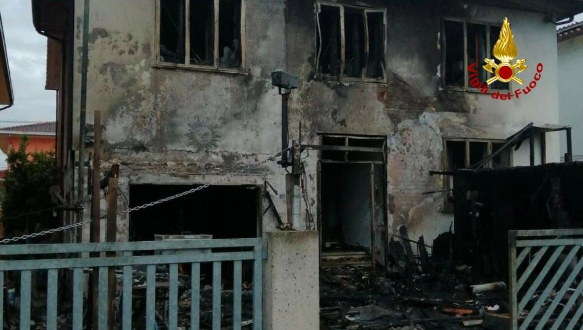 Incendio devasta un'abitazione nel cuore della notte: intossicato il proprietario - 