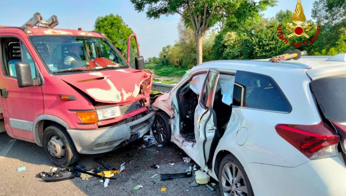 Violento scontro tra un furgone e un'auto: due persone finiscono all'ospedale - 