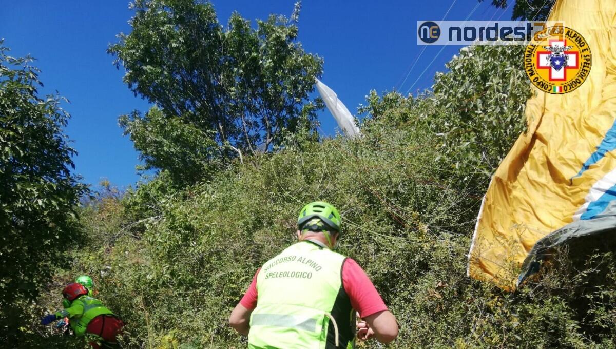 Si lancia con il parapendio e scompare: 78enne ritrovata, era precipitata nel bosco - 