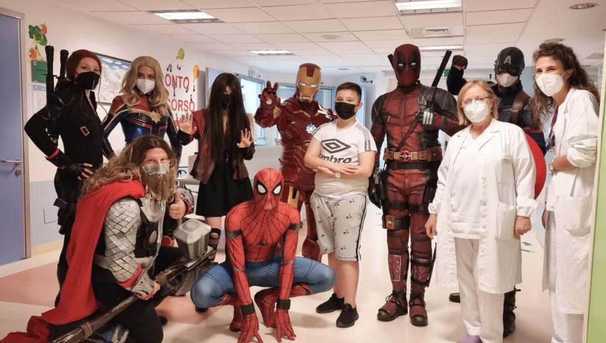 Gli Avengers all'ospedale di Mestre consegnano ai bimbi doni dei loro coetanei - 