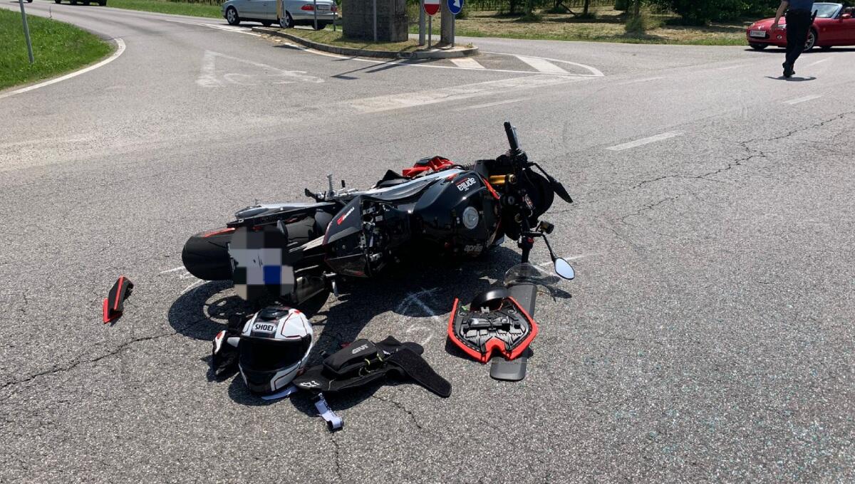 Scontro tra auto e moto all'incrocio di Spessa di Cividale: un ferito - 
