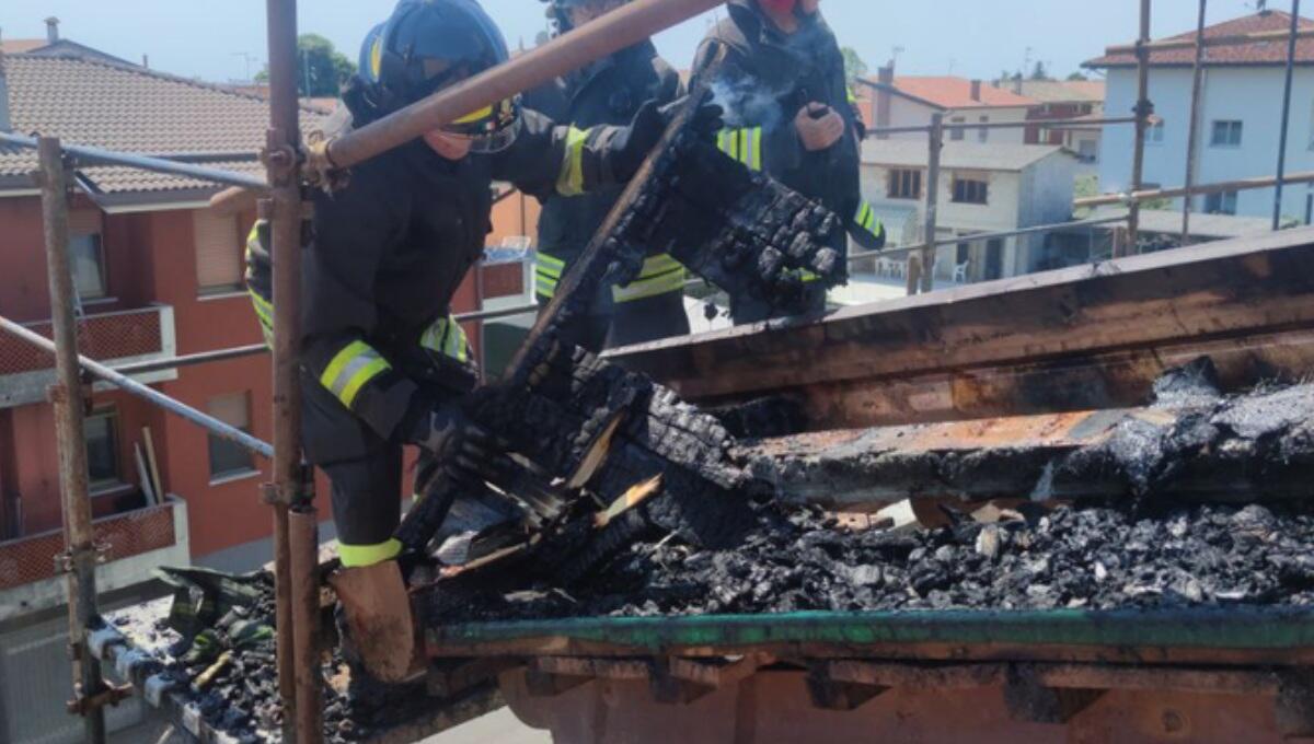 Incendio a Carpacco di Dignano (UD), brucia un tetto in rifacimento - 