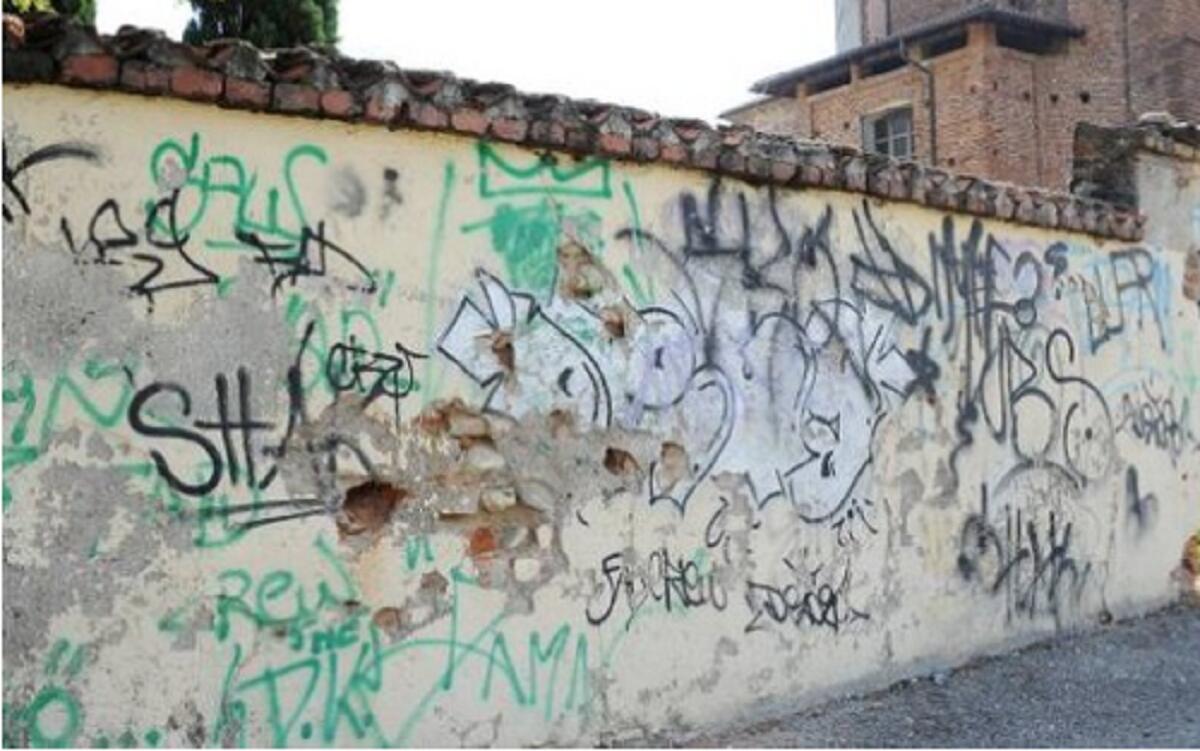 Tolmezzo, imbrattatore seriale incastrato dalla Polizia locale - 