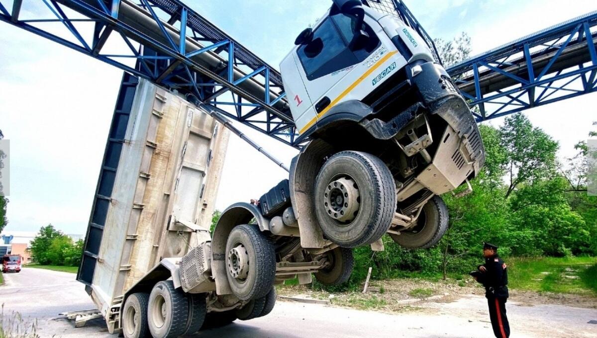 Manovra errata e il camion si impenna: ferito lievemente l'autista - 
