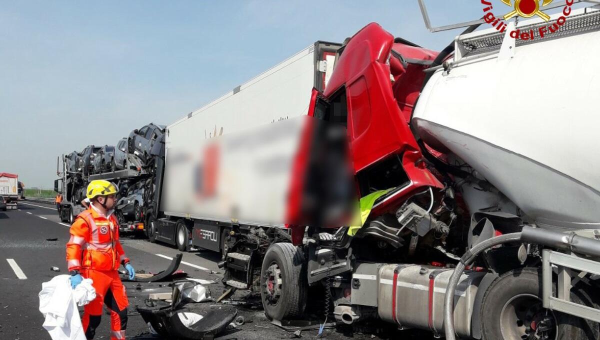 Incidente in A4, tamponamento tra 3 mezzi pesanti: morto Guido Arnosti - 