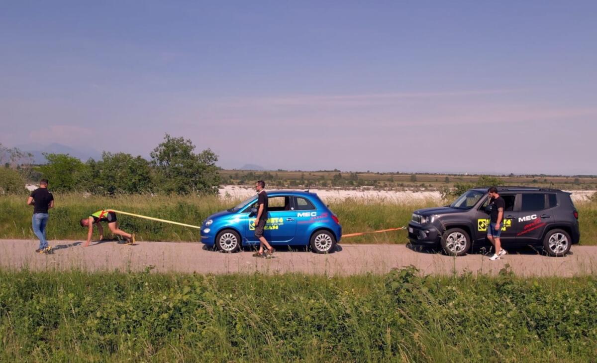 Traina 2 auto per 100 metri con le sole gambe: nuovo record per il pordenonese Alex Camera - 