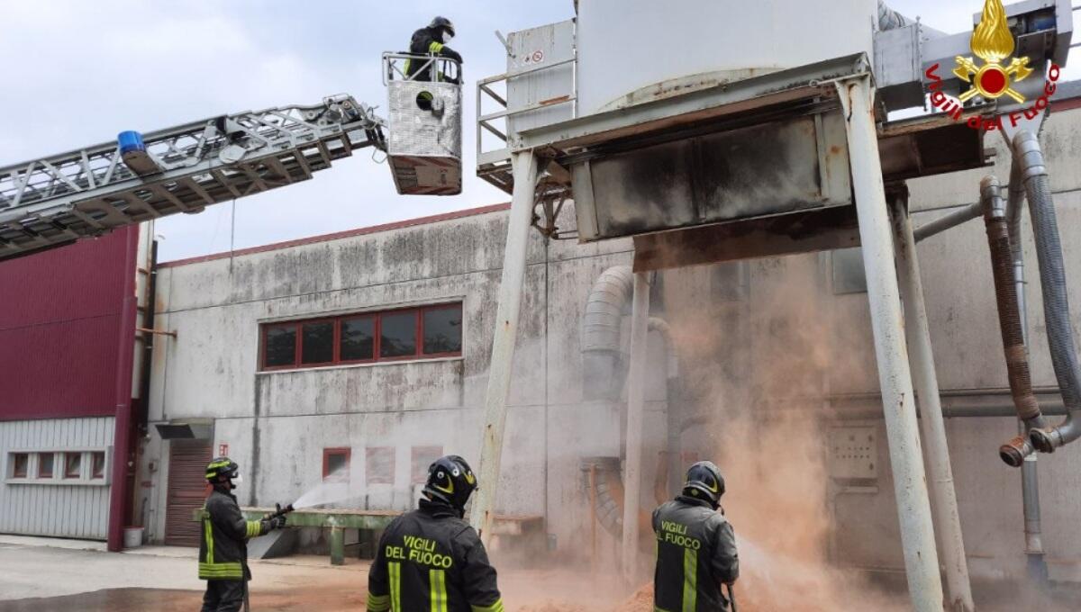 Principio d'incendio a Pavia di Udine in un'azienda che produce mobili - 