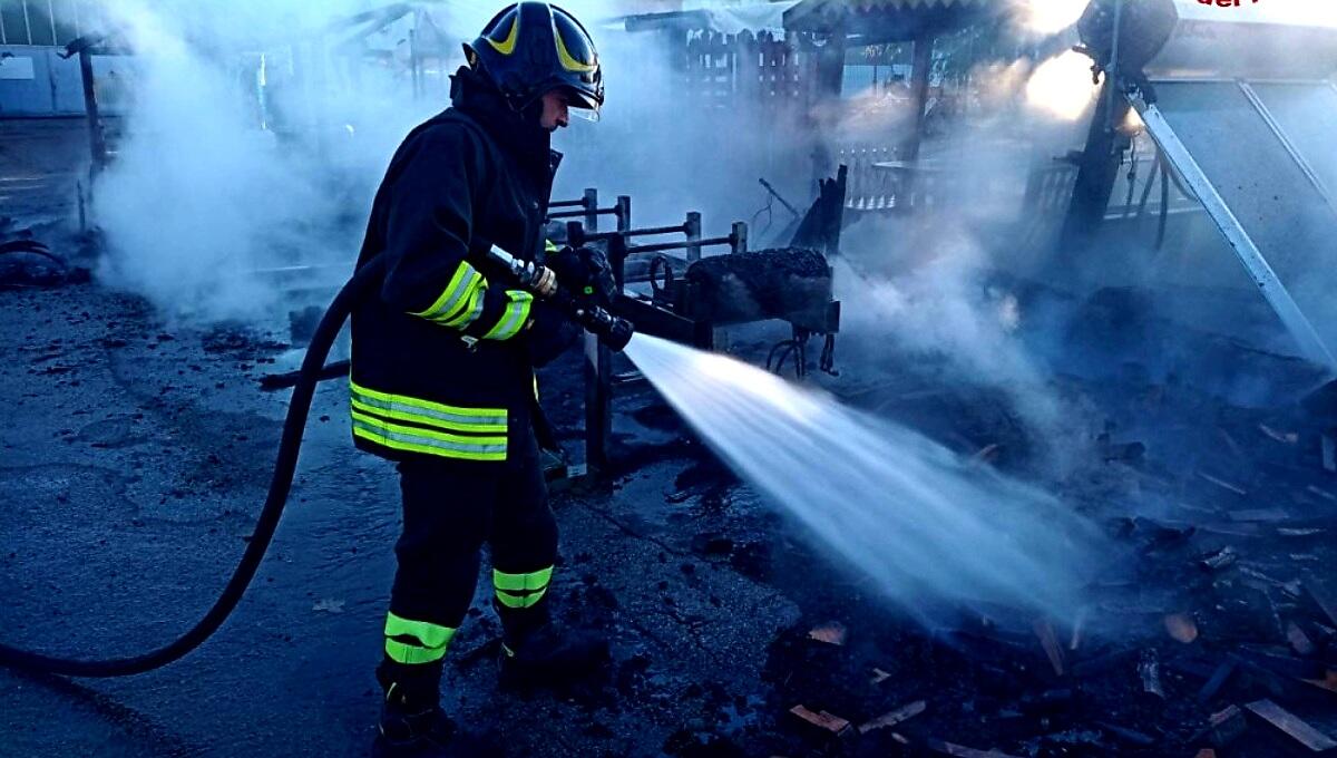 Incendio a San Giovanni al Natisone, brucia una casetta in legno - 