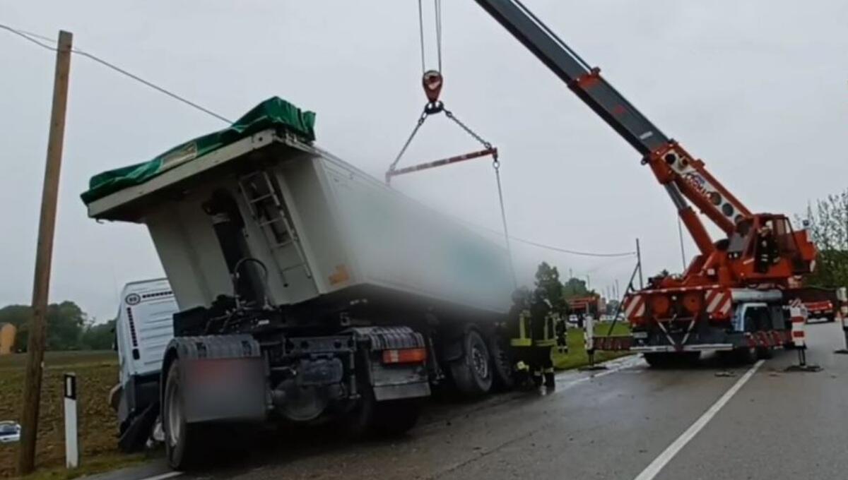 Autoarticolato esce di strada a Caneva: incastrato e ferito il conducente - 