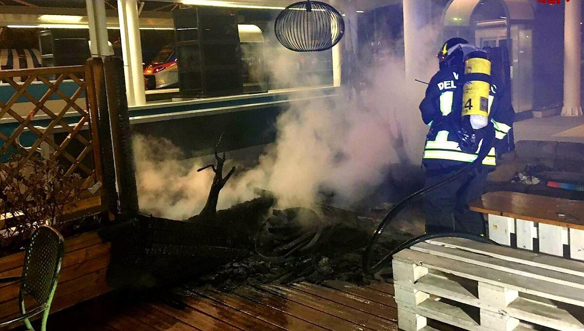 Incendio a Bassano del Grappa, brucia il plateatico al bar della stazione ferroviaria - 
