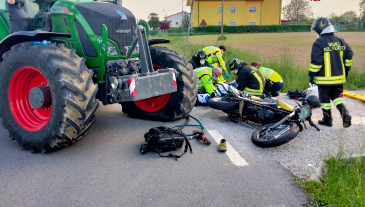 Sconto tra moto e trattore, il manubrio si conficca nella coscia: grave centauro - 