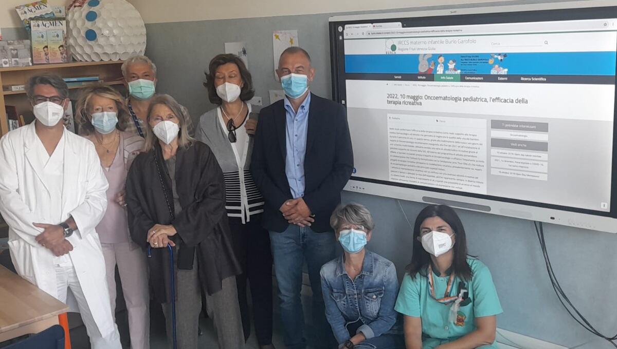 Donazioni, un nuovo monitor touch per la 'scuola in ospedale' del Burlo Garofolo - 