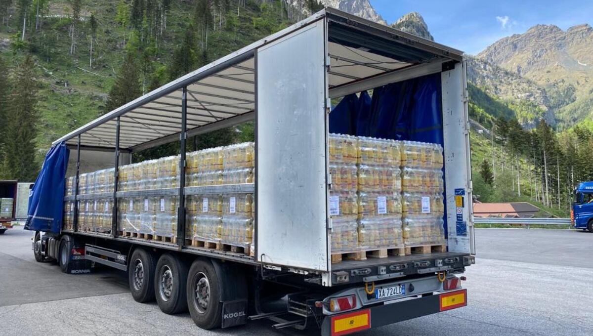 Goccia di Carnia e AISDO Onlus: 50mila bottiglie d'acqua per l'Ucraina - 