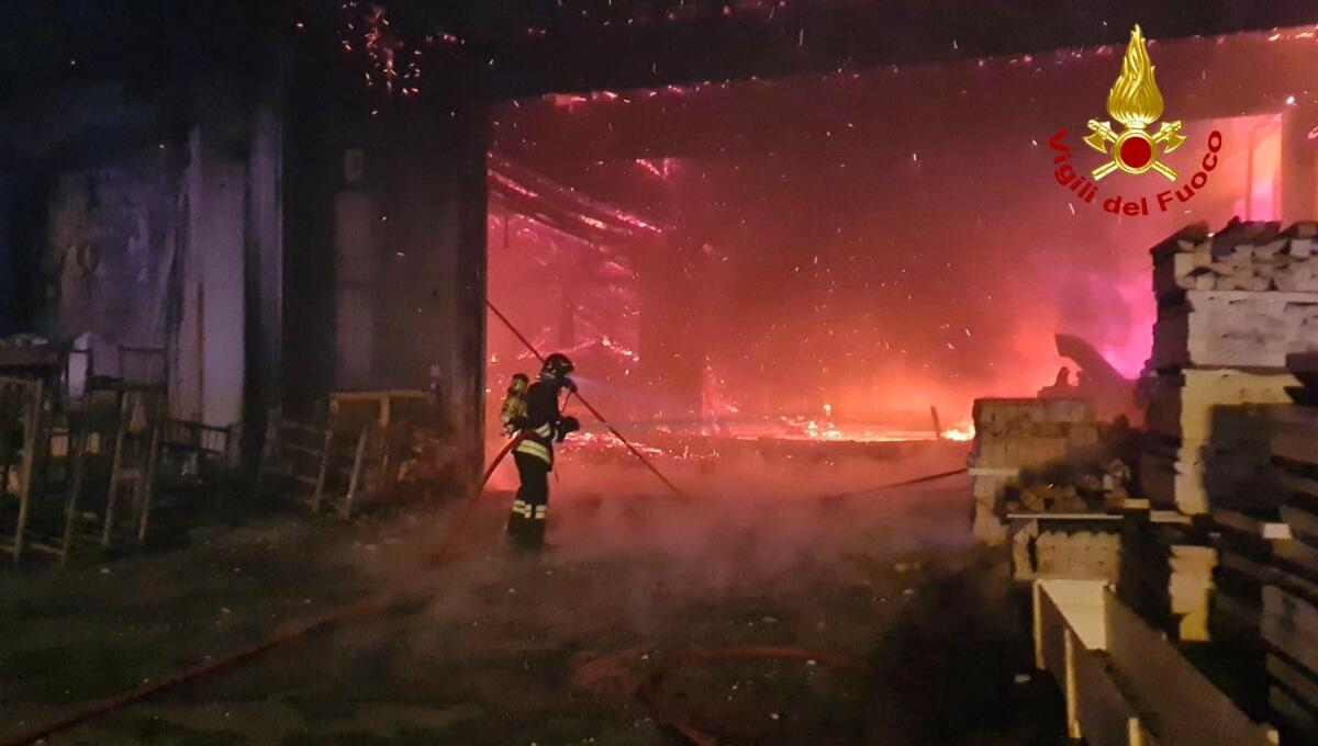 Vasto incendio distrugge una falegnameria: nessun ferito, danni ingenti - 