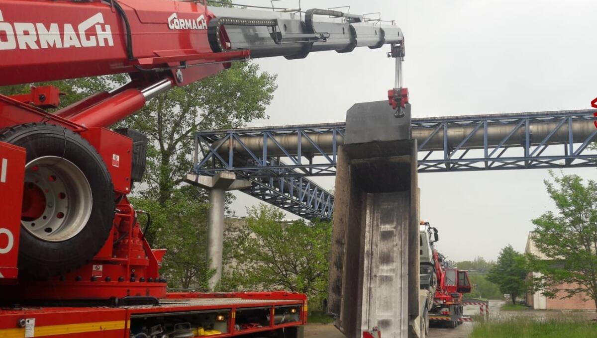 Camion incastrato alla Cartiera Burgo: complesse operazioni di recupero - 