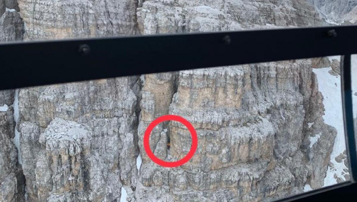 Resta bloccato per fotografare le Tre Cime: tratto in salvo con l'elicottero - 