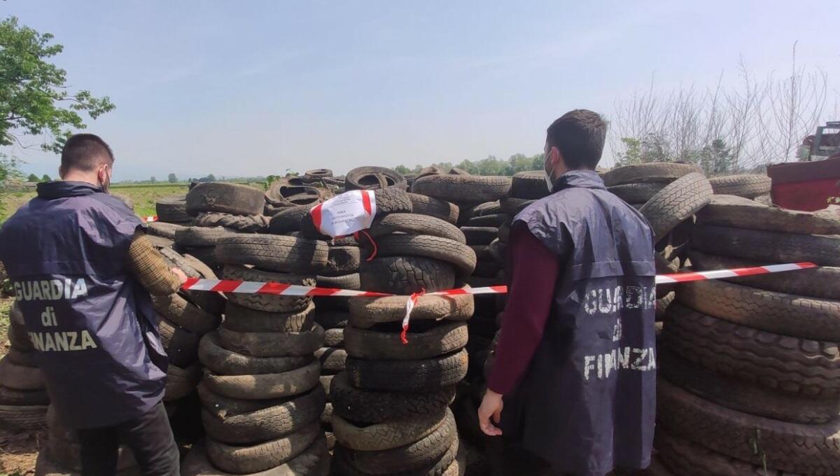 Discarica abusiva di pneumatici nell'azienda agricola: titolari denunciati - 
