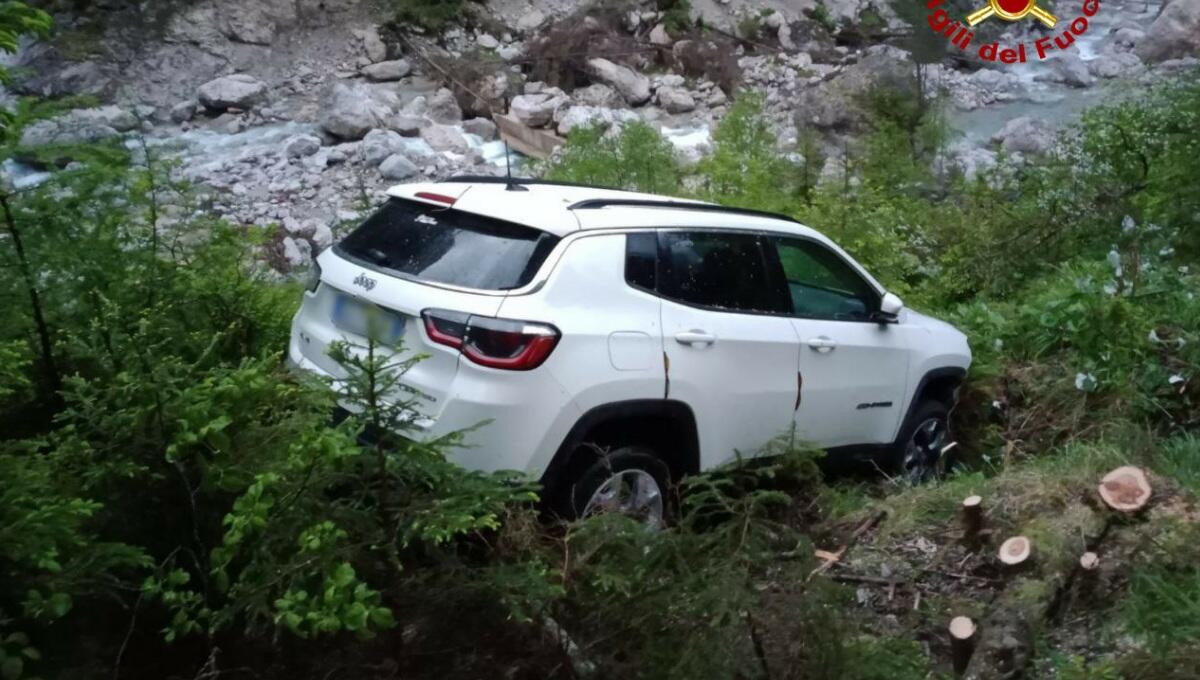 Vola con l'auto per 15 metri nella scarpata: ferito - 