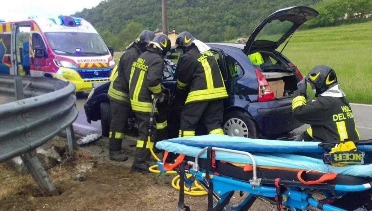 Incidente a Caneva, perde il controllo dell'auto e finisce contro il guard-rail - 