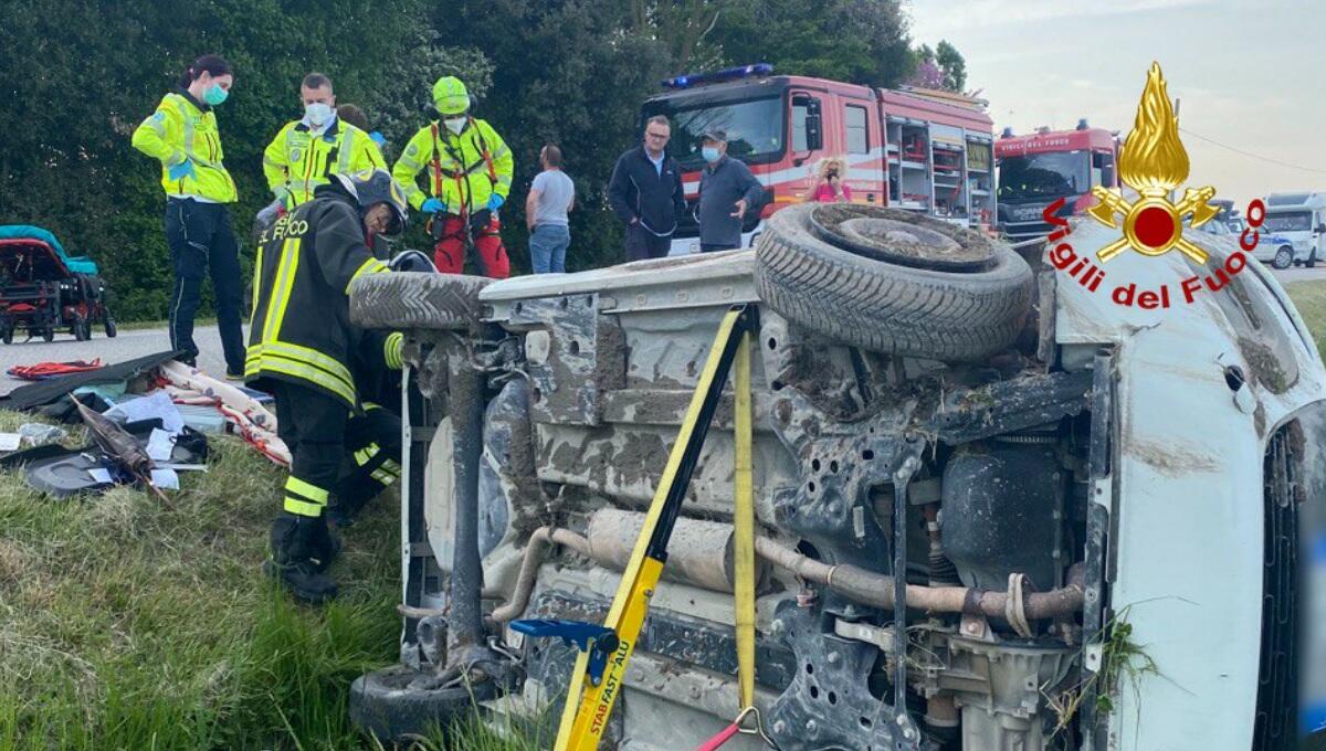 Incidente in località Brussa a Portogruaro: fuori strada con l'auto, un ferito - 