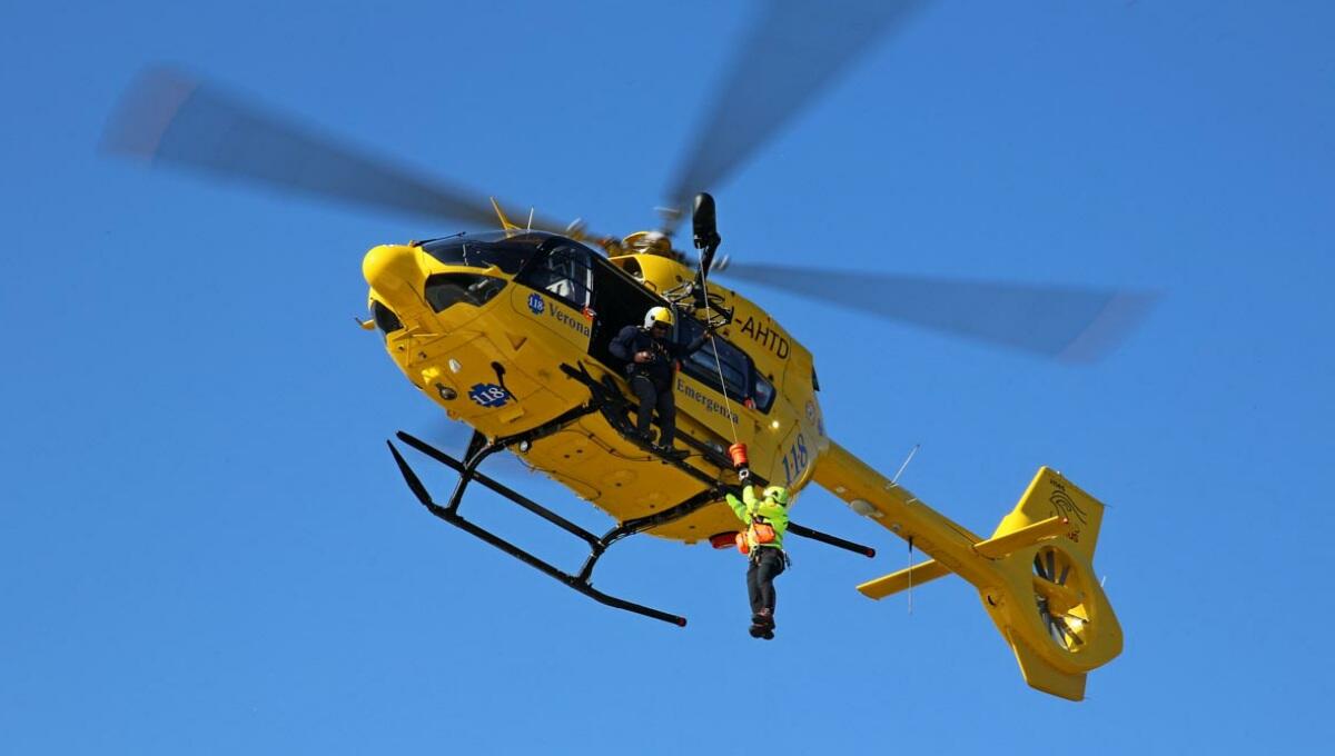 Scivola sul sentiero e sbatte la testa: 70enne soccorsa con l'elicottero - 