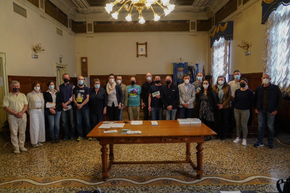 Un’auto elettrica e duemila euro di sconti per chi lascia l’auto in garage - 