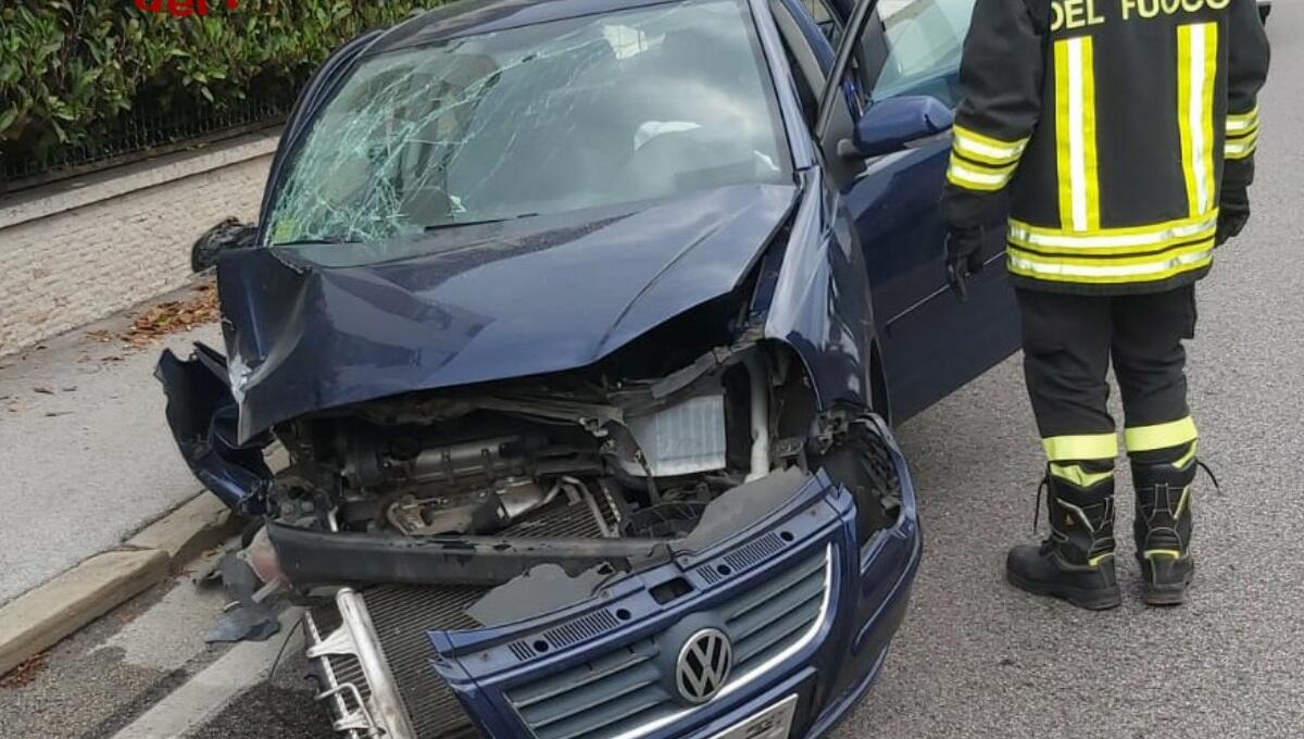 Sbanda e finisce contro il muro con l'auto: ferito il conducente - 