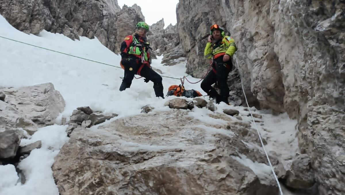 Scivola e precipita per 100 metri: morto 47enne friulano - 