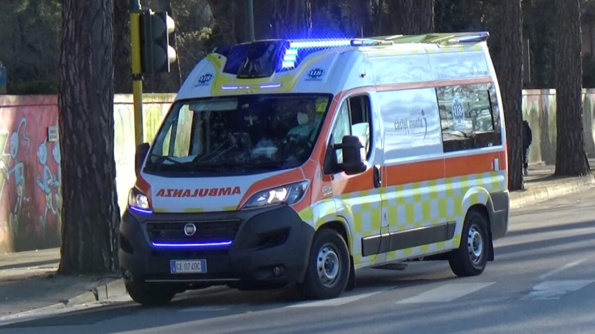 Jesolo, malore a pochi metri dalla spiaggia: morto sotto gli occhi della moglie - 