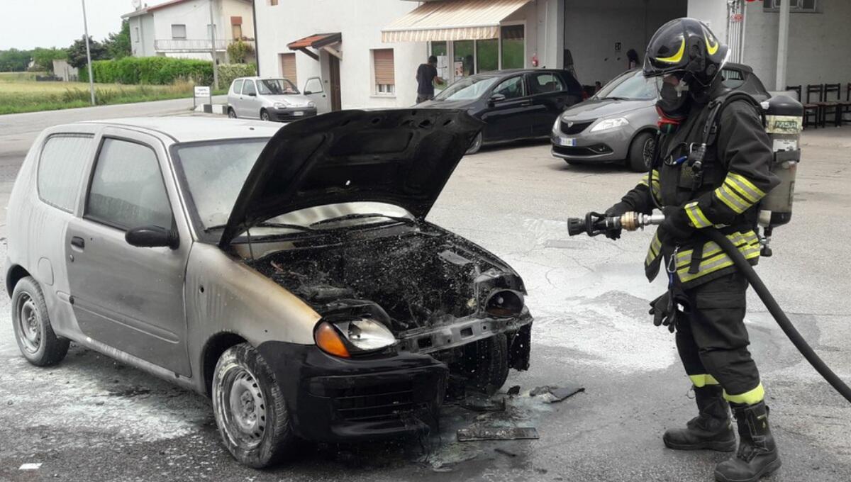 Ronchis. L'auto si incendia, l'autista accosta in un distributore di carburanti: nessun ferito - 