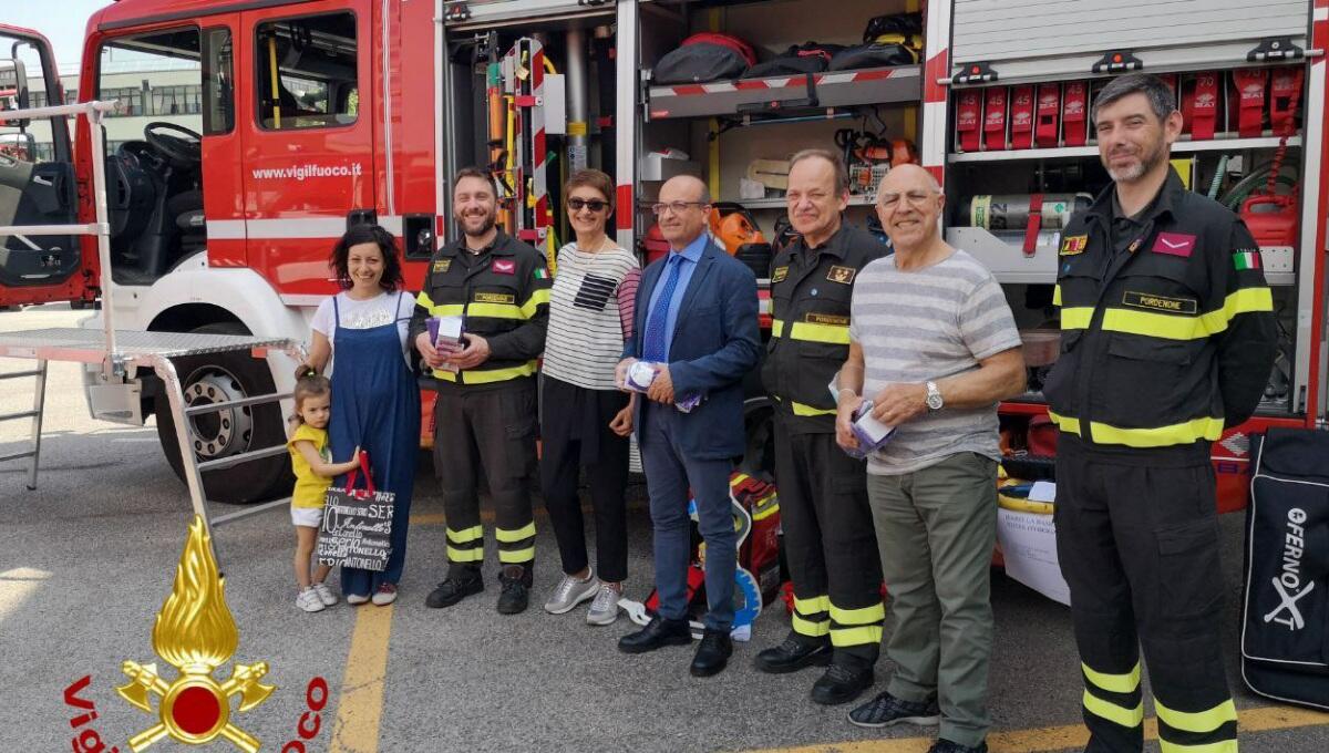 Diecimila euro per l'Associazione "Scricciolo" dal calendario dei Vigili del Fuoco di Pordenone - 