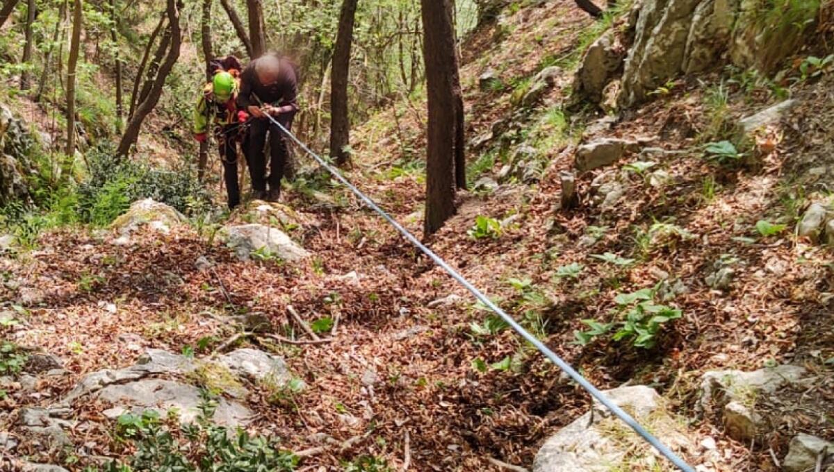 Perde l'equilibrio, freeclimber ruzzola per decine di metri: soccorso - 