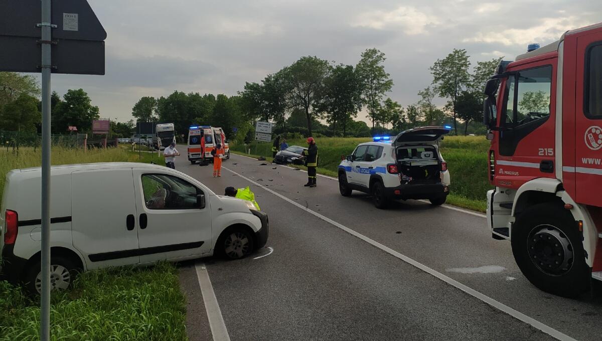 Violento scontro frontale sulla SR353 a Pozzuolo del Friuli: 3 feriti - 