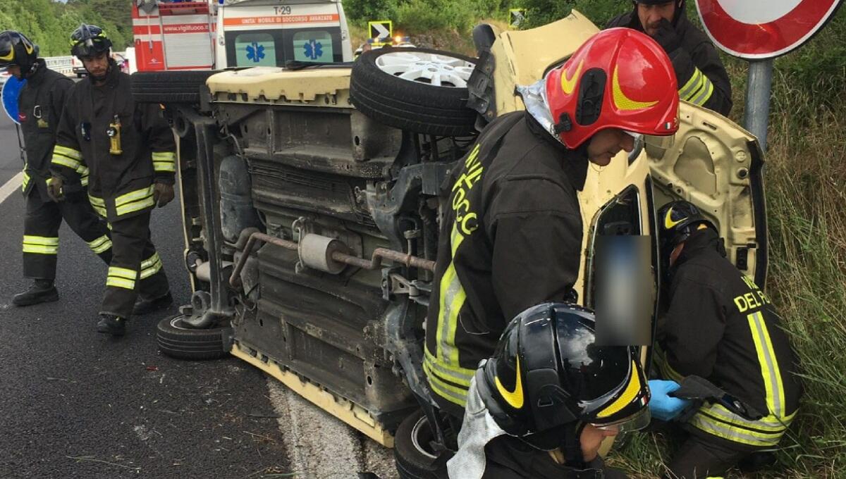 Incidente sul Raccordo Autosradale 13, auto cappottata: ferita una donna - 