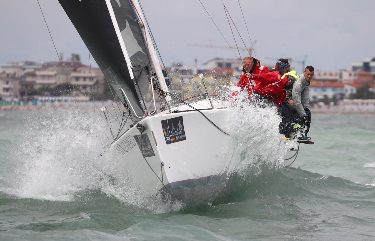 Vela, La Cinquecento Trofeo Pellegrini 2022 passaggi alle Tremiti - 