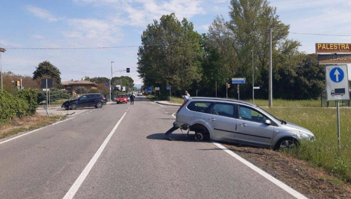 Scontro tra due auto sulla SR353 a Pozzuolo del Friuli: ferita una 30enne - 