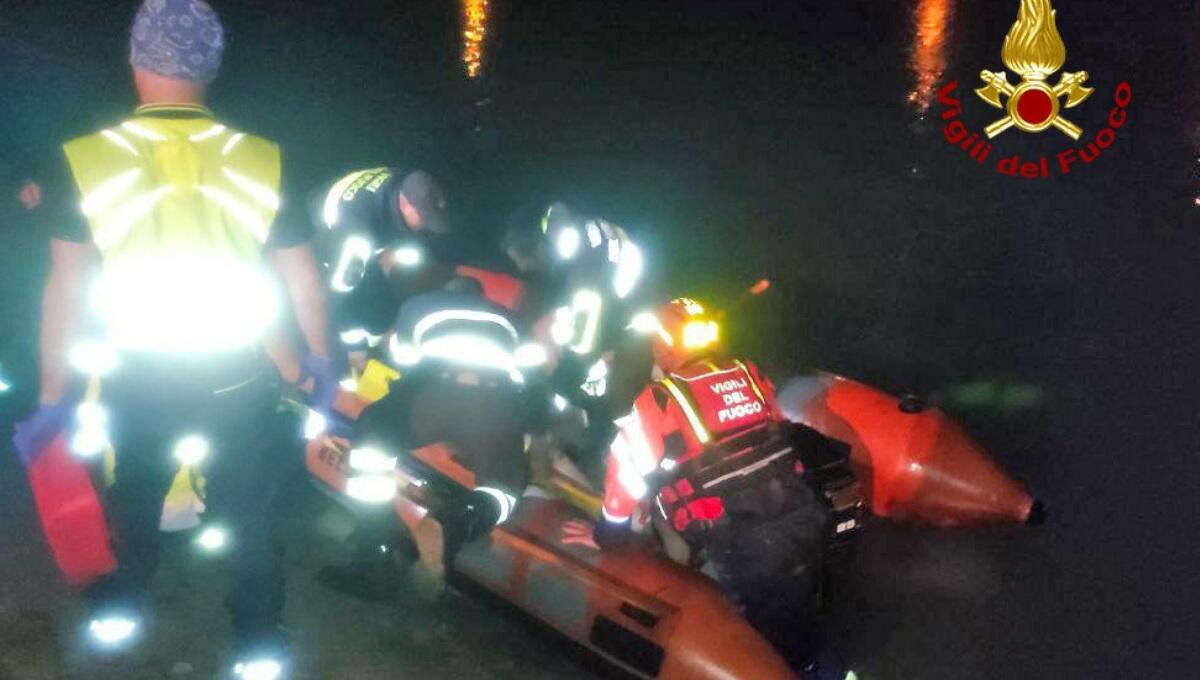 Cade nel lago ad Auronzo e rischia di annegare: salvata dai pompieri - 