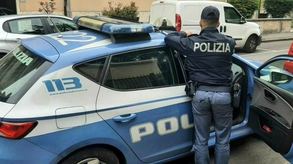 Aggredisce la Polizia, danneggia la Volante e tenta di rubare la pistola: arrestato 18enne etiope - 
