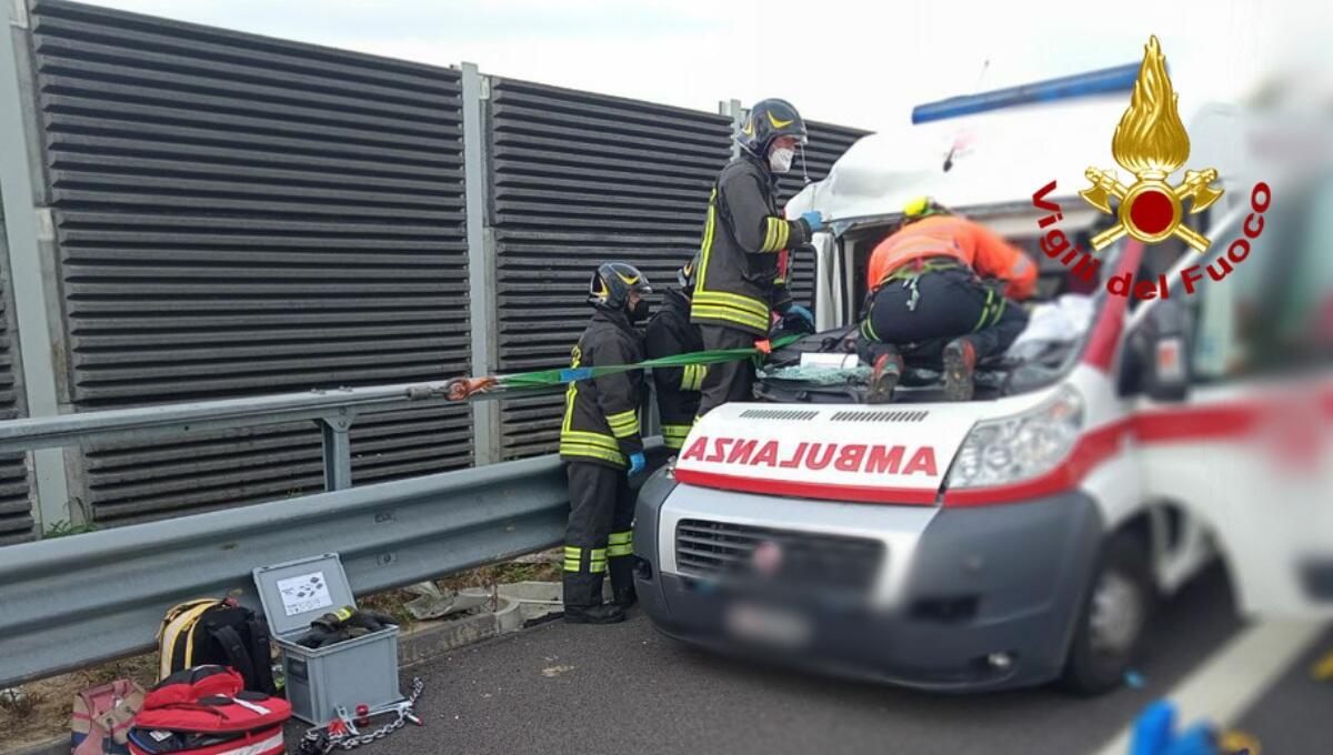 Incidente in A4, ambulanza tampona un mezzo pesante: una persona incastrata tra le lamiere - 