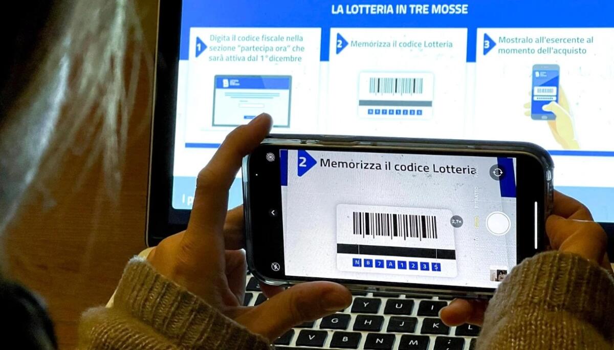 Flop di cashback e lotteria degli scontrini. Il fisco, però, ci “spia” con 162 banche dati - 