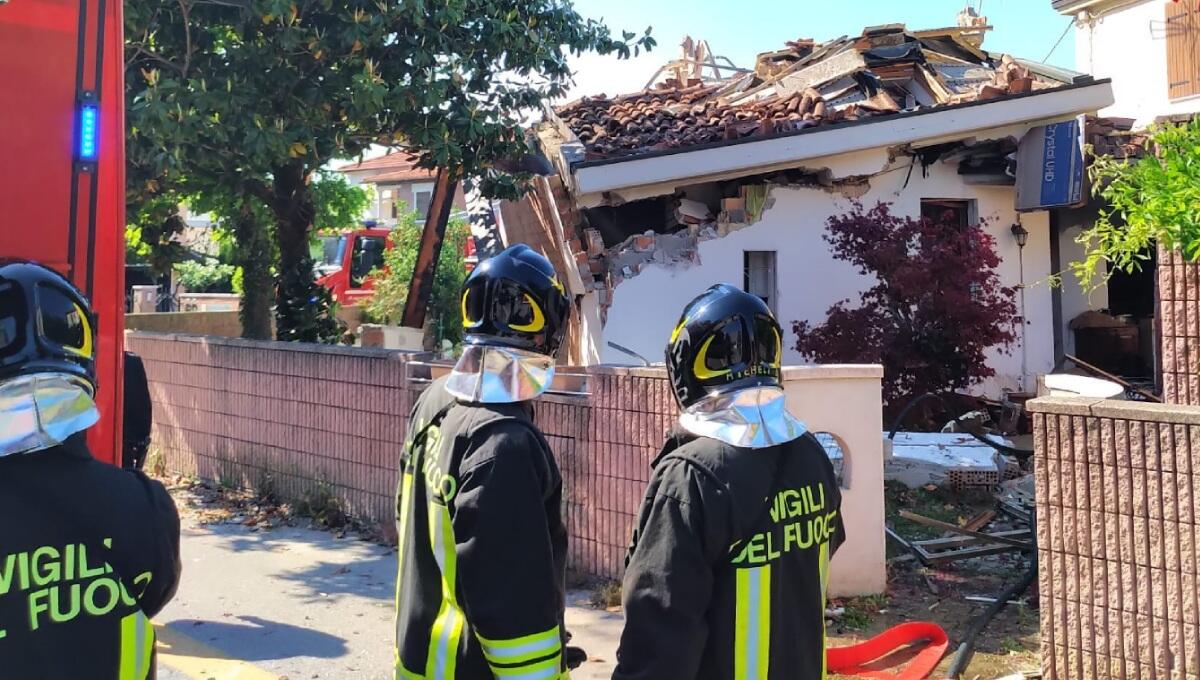 Esplosione a San Donà di Piave, crolla una casa: si cerca tra le macerie, grave una persona - 