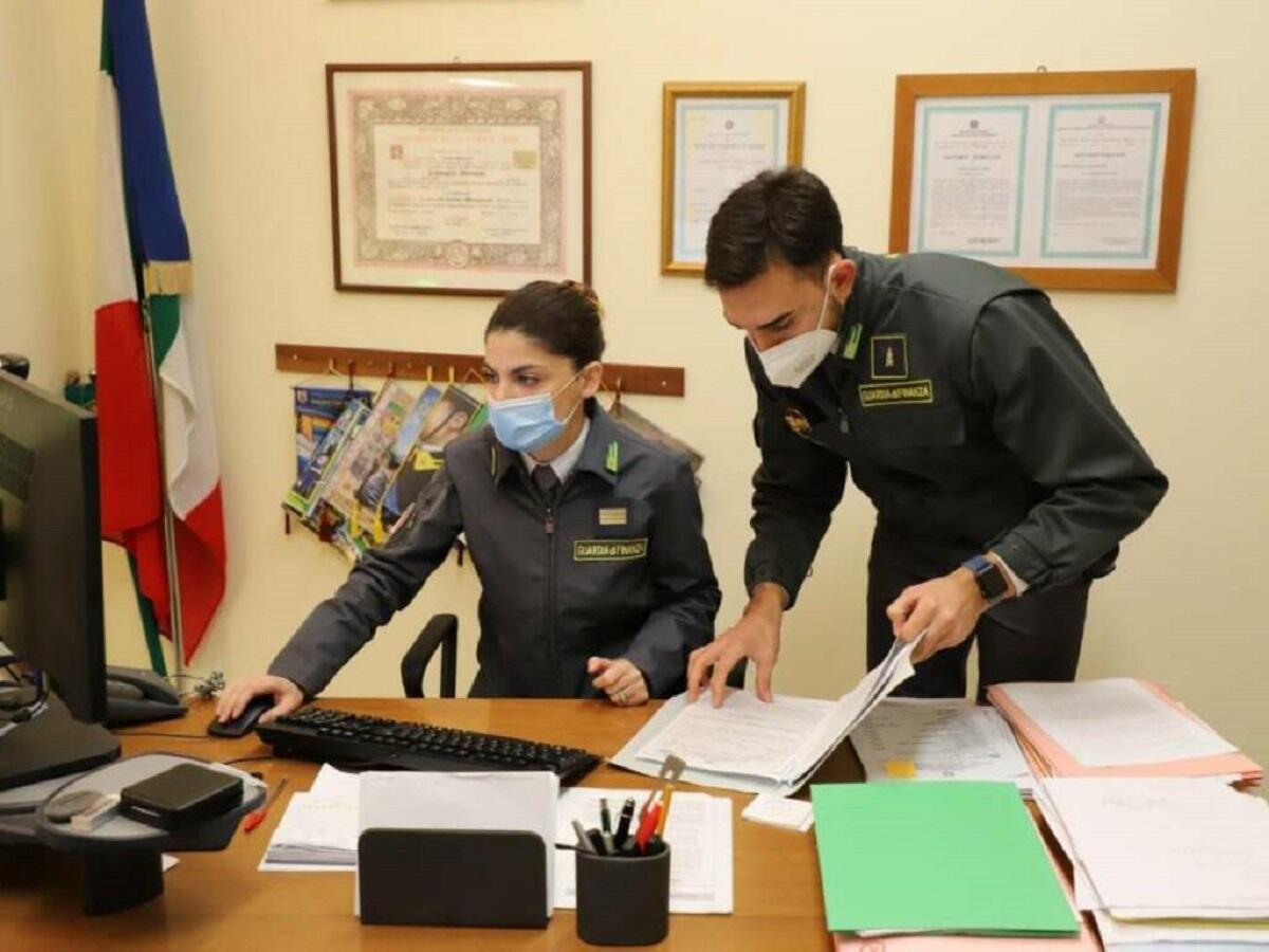 Percepivano il reddito di cittadinanza, ma avevano Lamborghini e ville - 