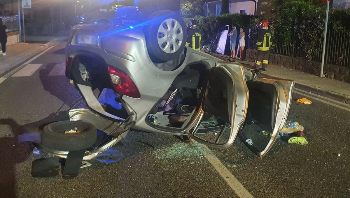 Tremendo schianto, fuga di gas metano e auto ribaltata: grave un 20enne - 