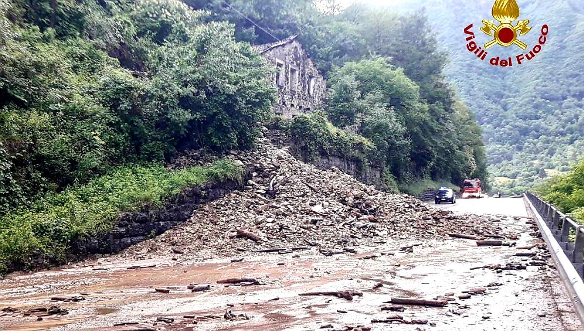 Maltempo, chiusa per una frana la Sp1 bis: automobilisti bloccati - 