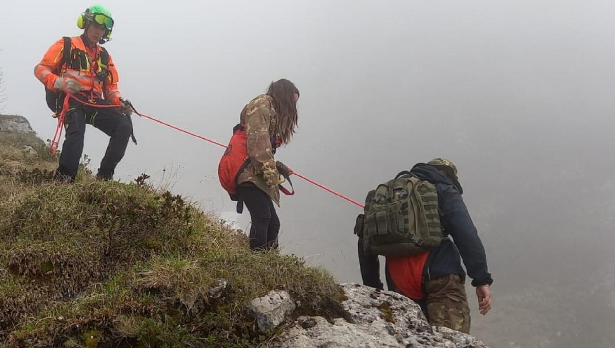 Coppia di escursionisti in difficoltà: recuperati con l'elicottero - 